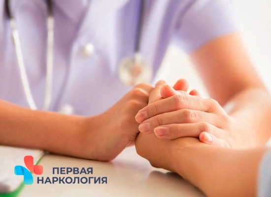 Врач держит пациента за руки
